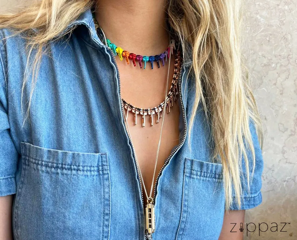 ジッパーのモチーフのアクセサリーを着用した女性